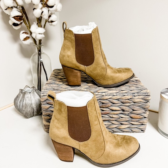 Kenneth Cole Reaction Taupe Brown Heeled Chelsea Booties Size 8 - Picture 2 of 8